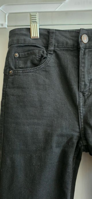 Pantalón vaquero negro ajustado