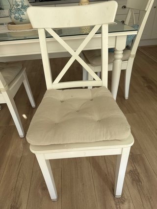 Mesa comedor y 4 sillas con banco