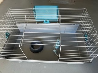 Jaula para conejo azul y gris