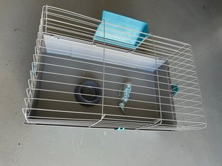 Jaula para conejo azul y gris