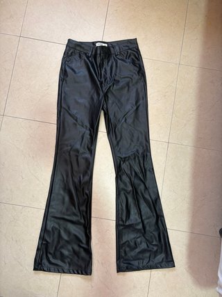 Pantalones efecto piel campana negros