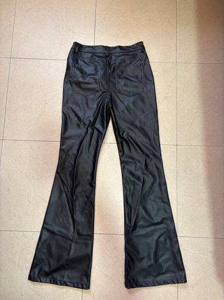 Pantalones efecto piel campana negros