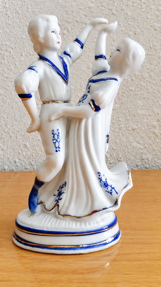 Figura de porcelana bailando