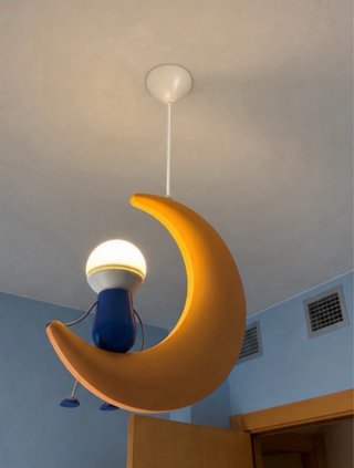 Lámpara infantil niño sentado sobre luna