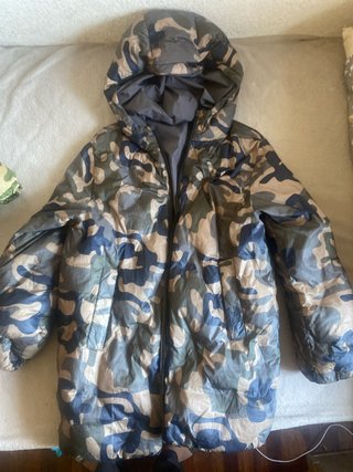 Abrigo con capucha camuflaje