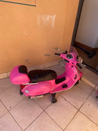 Moto eléctrica infantil rosa con suspensión