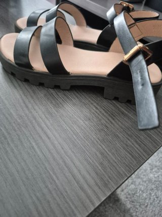 Sandalias negras de tiras piel