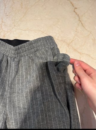 Pantalones grises de rayas