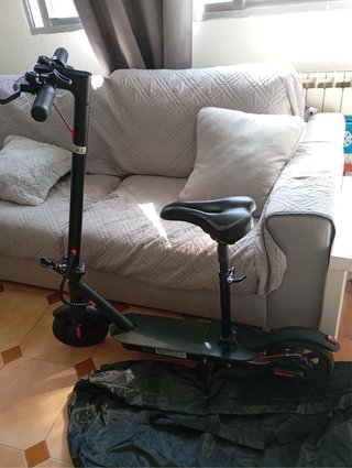 Patinete eléctrico con asiento y accesorios
