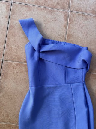 Vestido de fiesta azul con abertura