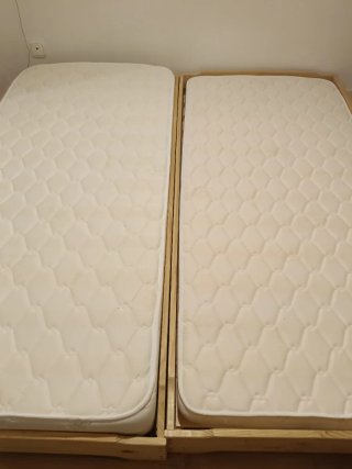 2 Camas Individuales apilables con Colchones