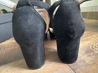 Zapatos de tacón negros