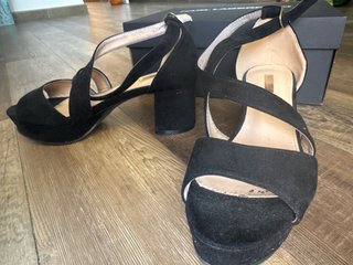 Zapatos de tacón negros