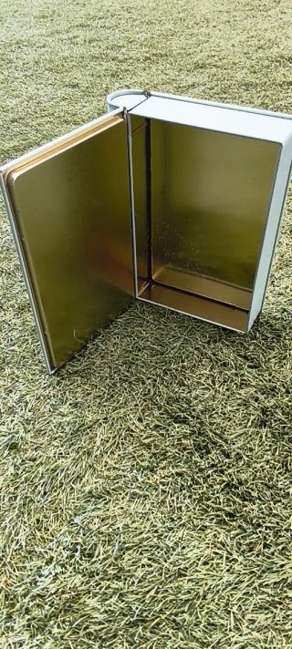 Caja metálica vintage