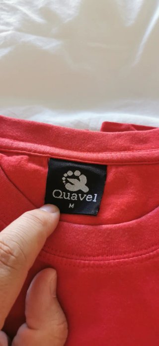Camiseta roja con estampado de guitarra BarroQue
