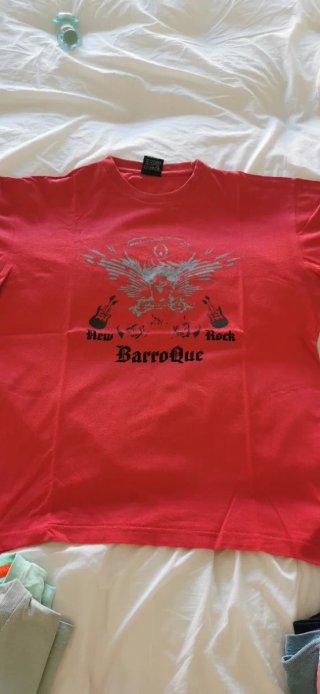 Camiseta roja con estampado de guitarra BarroQue