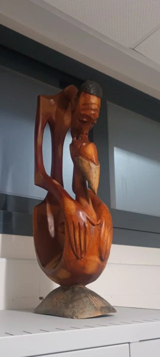 Figura de madera africana tallada