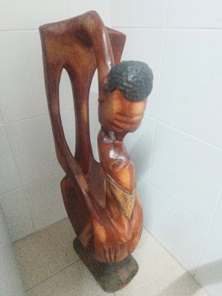 Figura de madera africana tallada