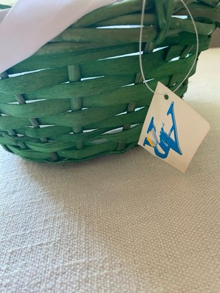 Cesta de mimbre verde con forro blanco