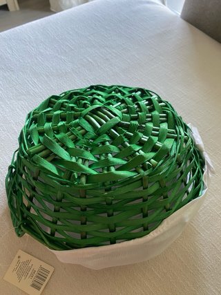 Cesta de mimbre verde con forro blanco