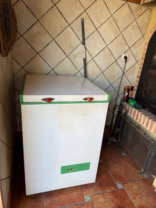 Arcón congelador blanco y verde