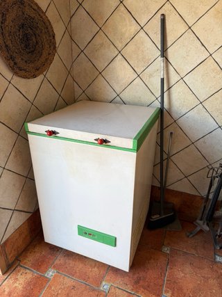 Arcón congelador blanco y verde