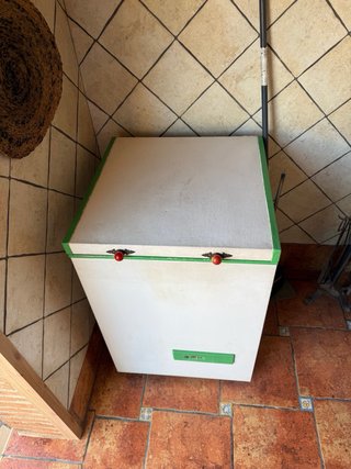 Arcón congelador blanco y verde