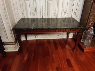Mesa antigua de mármol y madera marrón/verde