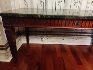 Mesa antigua de mármol y madera marrón/verde