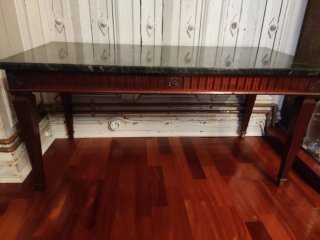Mesa antigua de mármol y madera marrón/verde