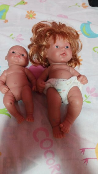Muñeca bebé con pelo y pañal