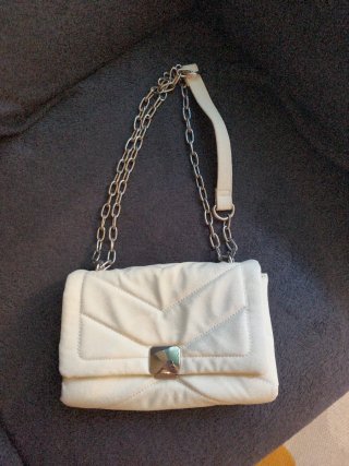 Bolso blanco acolchado con cadena plateada