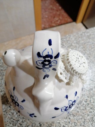Botijo de cerámica con motivos florales
