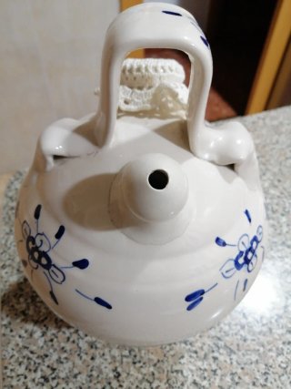 Botijo de cerámica con motivos florales