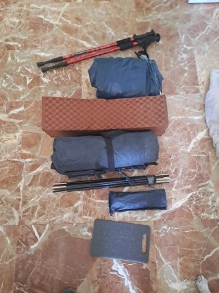 Tienda de campaña + bastones trekking + aislante