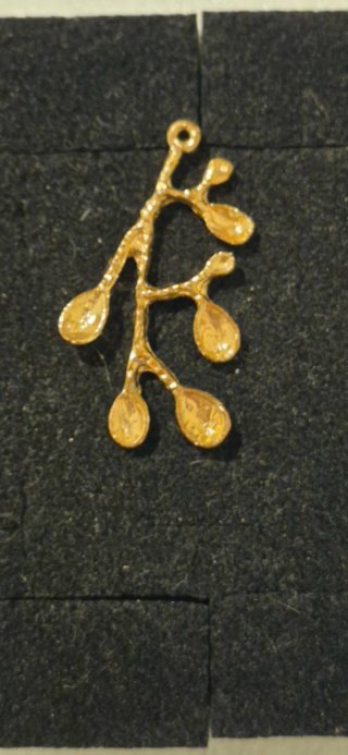 Colgante oro forma de rama