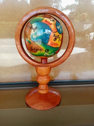 Mappamondo in legno decorato