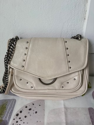 Bolso bandolera beige con cadena plateada