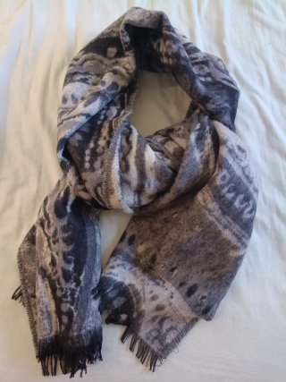 Bufanda estampada gris y negra