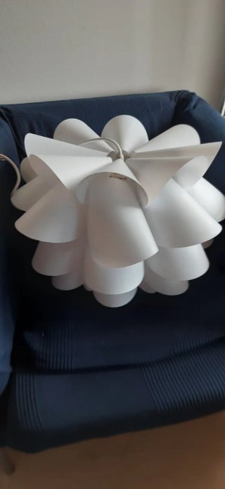 Lámpara flor Ikea blanca con bombilla LED
