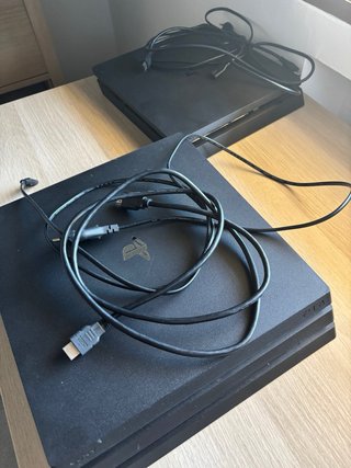 PS4 Pro + Volante + 2 Mandos