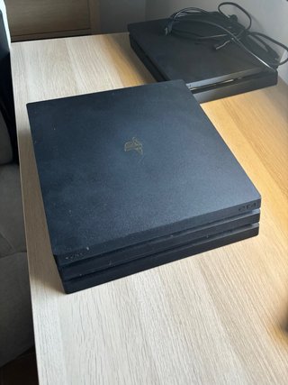 PS4 Pro + Volante + 2 Mandos