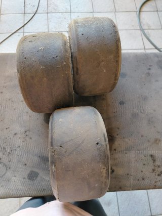 Neumáticos de Kart Bridgestone y Dunlop