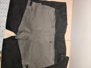 Pantalones de montaña negros y grises