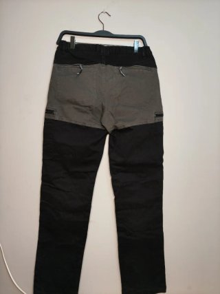 Pantalones de montaña negros y grises