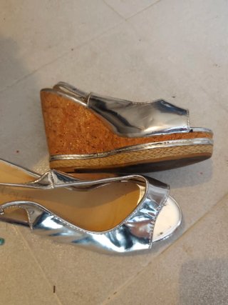 Sandalias plateadas cuña