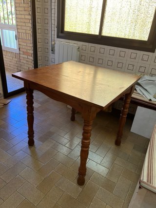 Mesa de comedor de madera