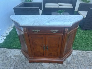 Mueble de madera con tapa de mármol