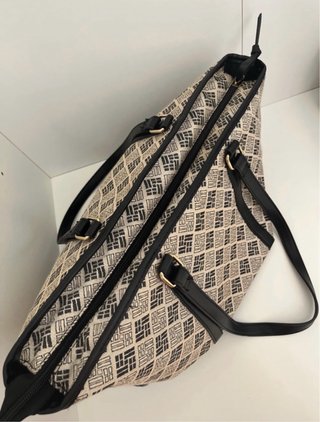 Bolso de hombro beige y negro
