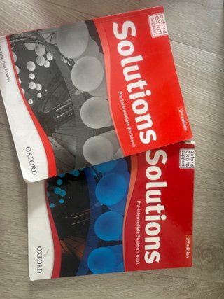 Solutions Pre-Intermediate worbook y student’s boo